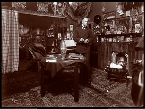 Will R. Barnes de pie en una mesa en su estudio, 1903 de Byron Company